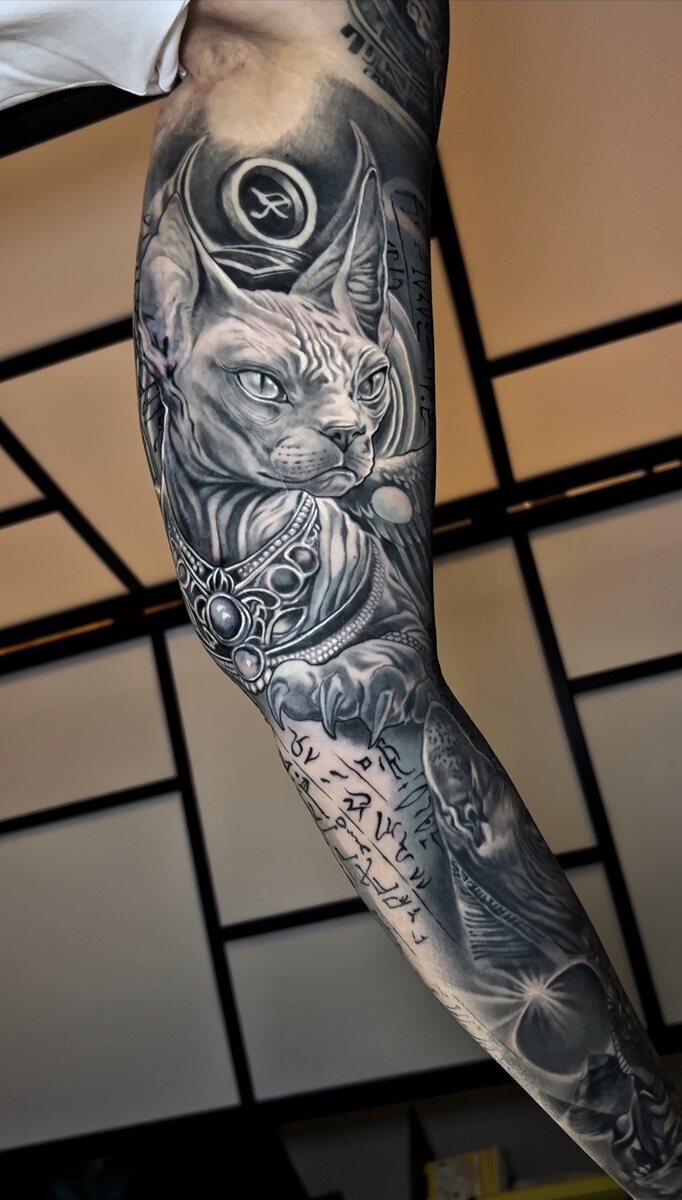 Manga egipcia · Black & Grey · Piel Poética Tattoo Studio Torrevieja
