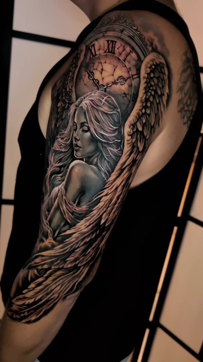 Ángel y reloj · Realismo · Piel Poética Tattoo Studio Torrevieja