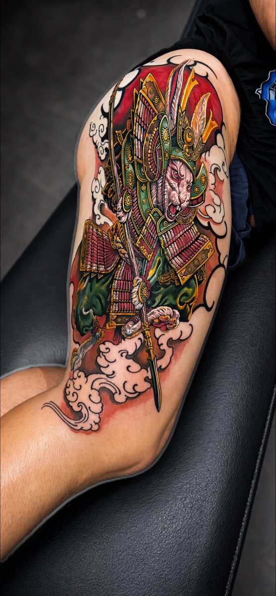 Gato samurái · Color · Piel Poética Tattoo Studio Torrevieja